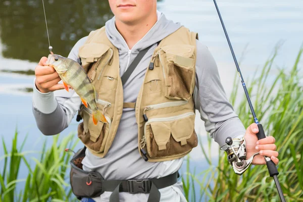 Pescador sosteniendo una percha en la mano — Foto de Stock