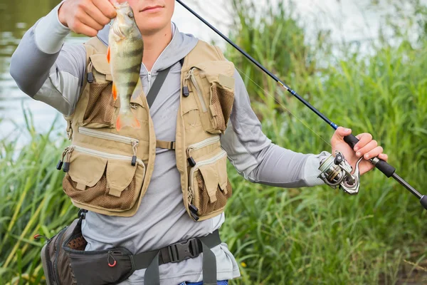 Pescador sosteniendo una percha en la mano — Foto de Stock