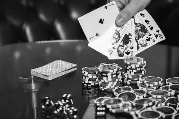 Pokera karty w ręku i frytki — Zdjęcie stockowe