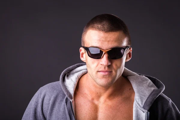 Homem de jaqueta esportiva e óculos de sol — Fotografia de Stock