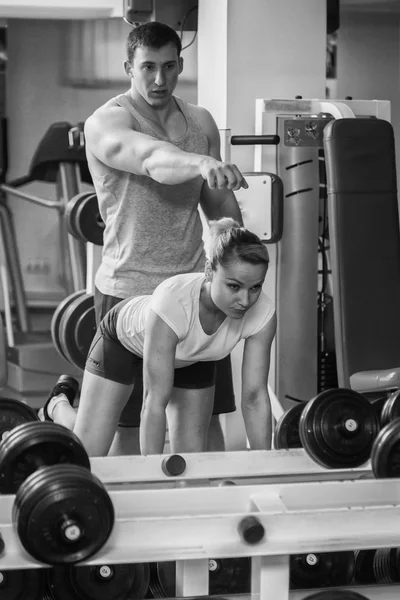 Erkek ve kadın spor salonunda antrenman ör — Stok fotoğraf