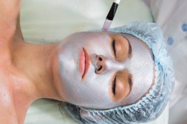 Genç kadın alıcı yüz maskesi