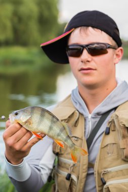 Nehir kıyısındaki balıkçı