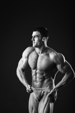 kaslı adam vücut geliştirmeci