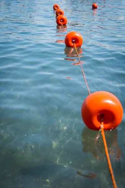 Rangée de bouées rouges en mer — Photo