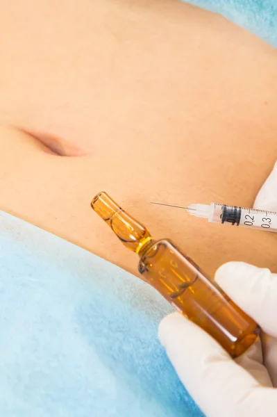 Enjeksiyon Mezoterapi göbek üzerinde