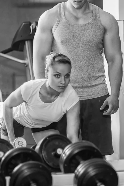 Homme et femme entraînés au gymnase — Photo