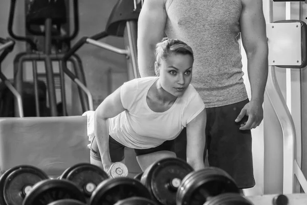 Hombre y mujer entrenados en el gimnasio — Foto de Stock