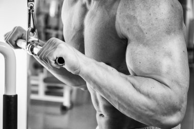 Kaslı adam çalışma dışarı ağırlıklar ile