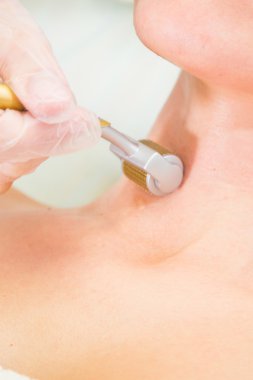 Şevval Özçelik Güzellik Dermaroller yordam gerçekleştirir