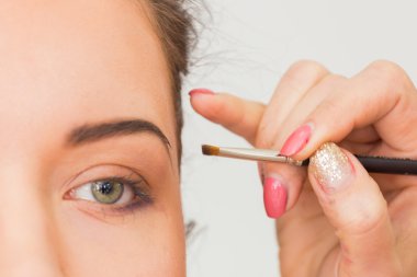 Sanatçı makyaj modeli için yapıyor