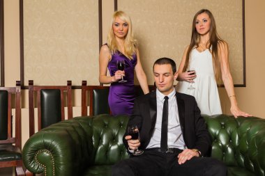 Grup genç insanlar içki şarap