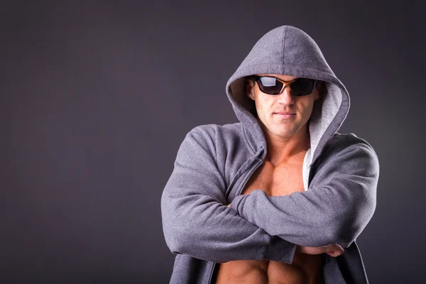 Homem de jaqueta esportiva e óculos de sol — Fotografia de Stock