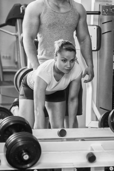 Hombre y mujer entrenados en el gimnasio — Foto de Stock