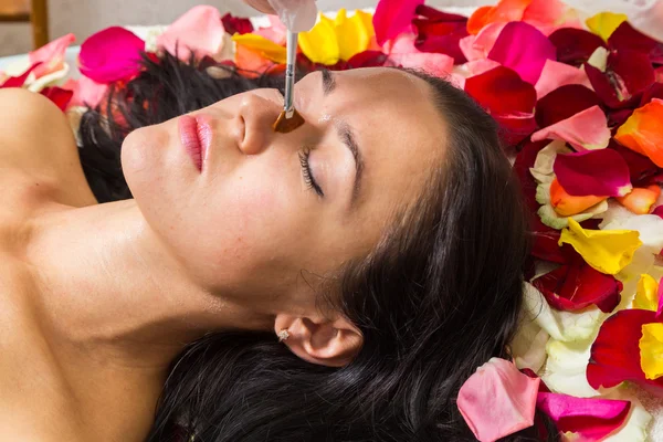 Mujer recibiendo masaje facial — Foto de Stock