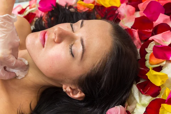 Mujer recibiendo masaje facial — Foto de Stock