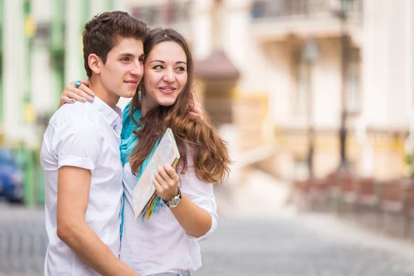 Couple marchant le long de la rue — Photo