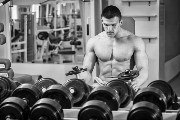 Homme musclé travaillant avec haltères — Photo