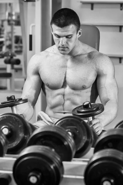 Homem musculoso trabalhando com halteres — Fotografia de Stock