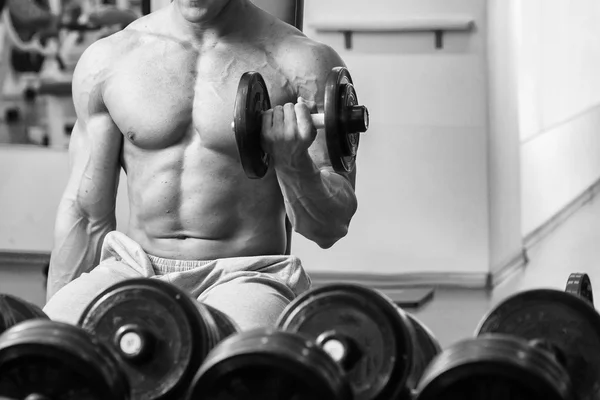 kaslı adam dumbell ile çalışma dışarı