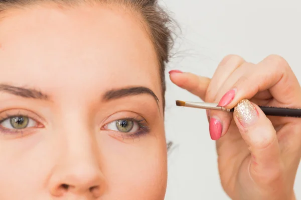 Kunstenaar doen make-up voor model — Stockfoto