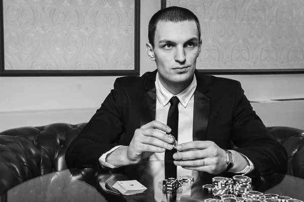 Jogador de poker no casino — Fotografia de Stock