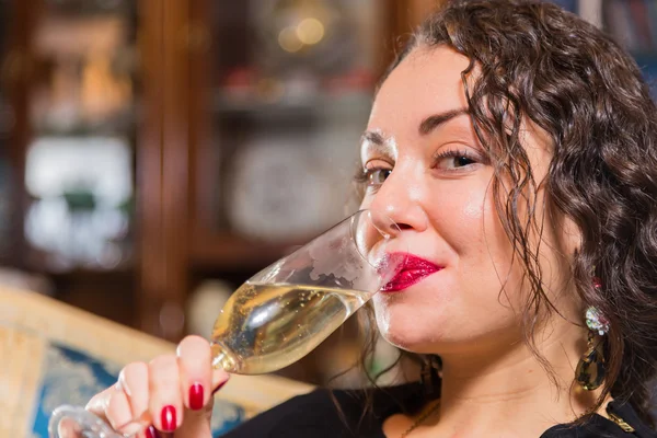 Mulher bebendo champanhe — Fotografia de Stock