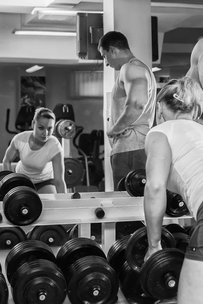Mann und Frau trainierten im Fitnessstudio — Stockfoto