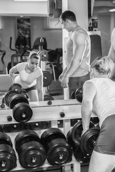 Hombre y mujer entrenados en el gimnasio — Foto de Stock