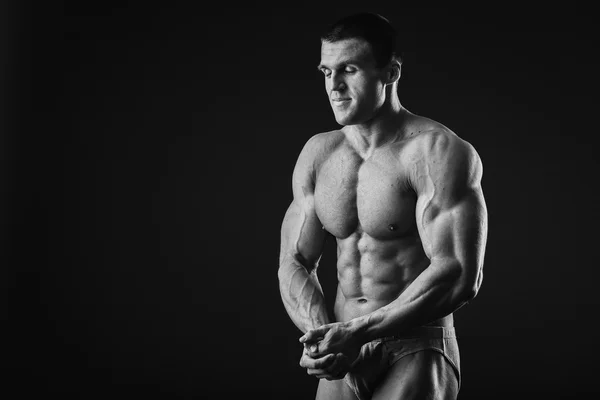 Muscular man bodybuilder — Stock Photo, Image