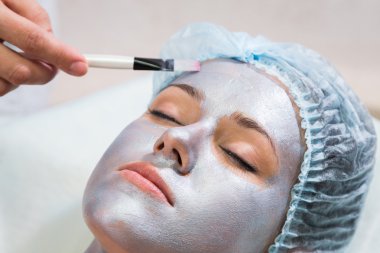 Genç kadın alıcı yüz maskesi