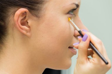 Sanatçı makyaj modeli için yapıyor