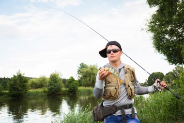 Nehir kıyısındaki balıkçı