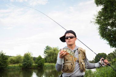 Nehir kıyısındaki balıkçı