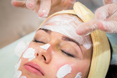 Genç kadın alıcı yüz maskesi