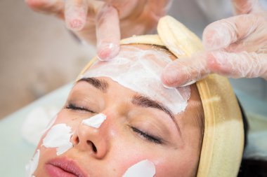 Genç kadın alıcı yüz maskesi