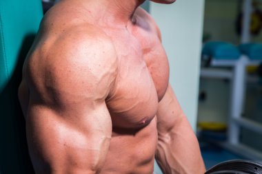 kaslı adam dumbell ile çalışma dışarı