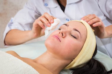 Genç kadın alıcı yüz maskesi