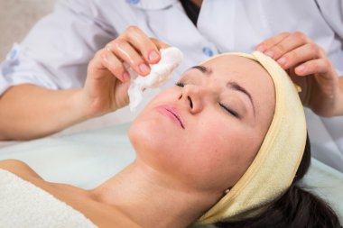 Genç kadın alıcı yüz maskesi