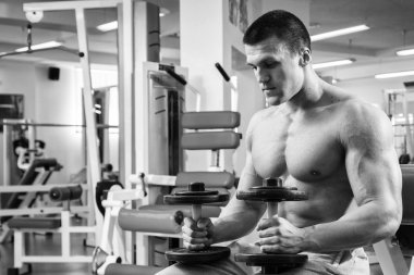 kaslı adam dumbell ile çalışma dışarı