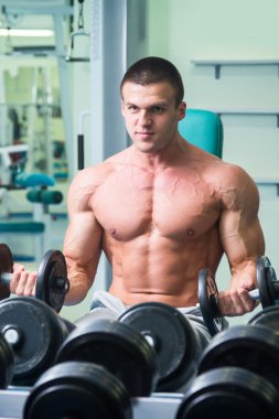 kaslı adam dumbell ile çalışma dışarı