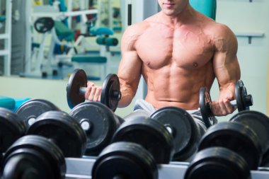 kaslı adam dumbell ile çalışma dışarı