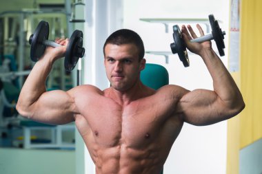 kaslı adam dumbell ile çalışma dışarı