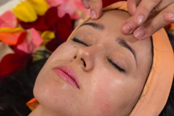 Woman receiving facial massage — Stock Photo, Image