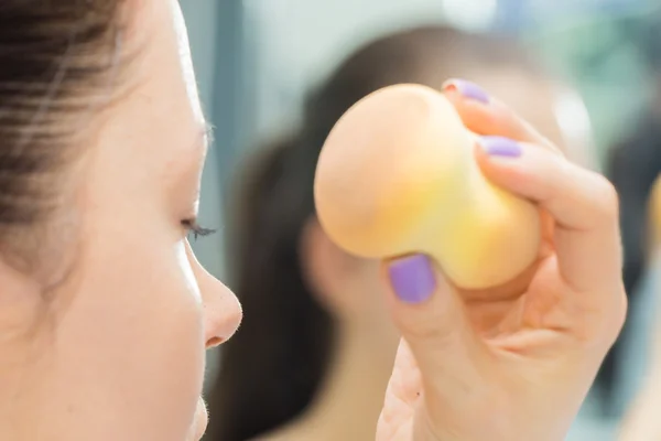 Artista haciendo maquillaje para modelo —  Fotos de Stock