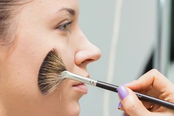 Artista haciendo maquillaje para modelo —  Fotos de Stock