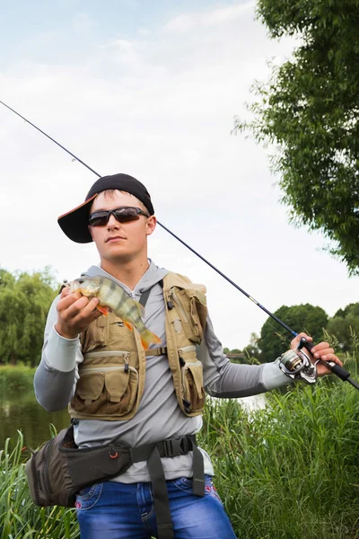 Visser op de oever van de rivier — Stockfoto