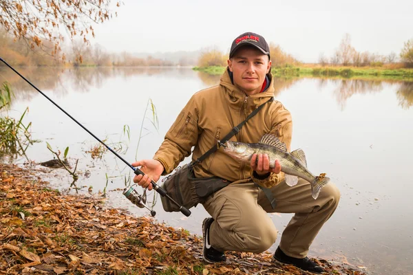 Pescatore che tiene la zander — Foto Stock