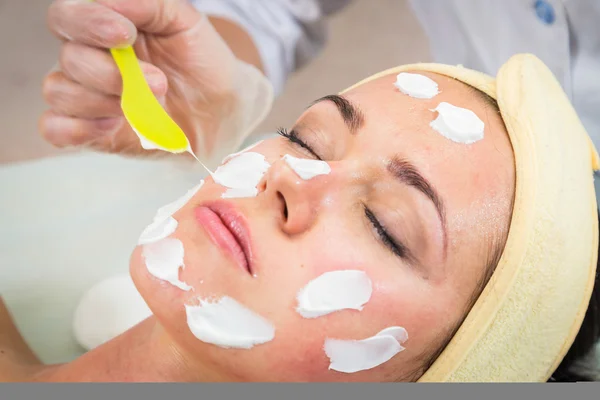 Mujer joven recibiendo máscara facial —  Fotos de Stock