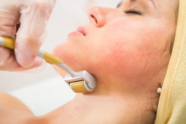 Şevval Özçelik Güzellik Dermaroller yordam gerçekleştirir